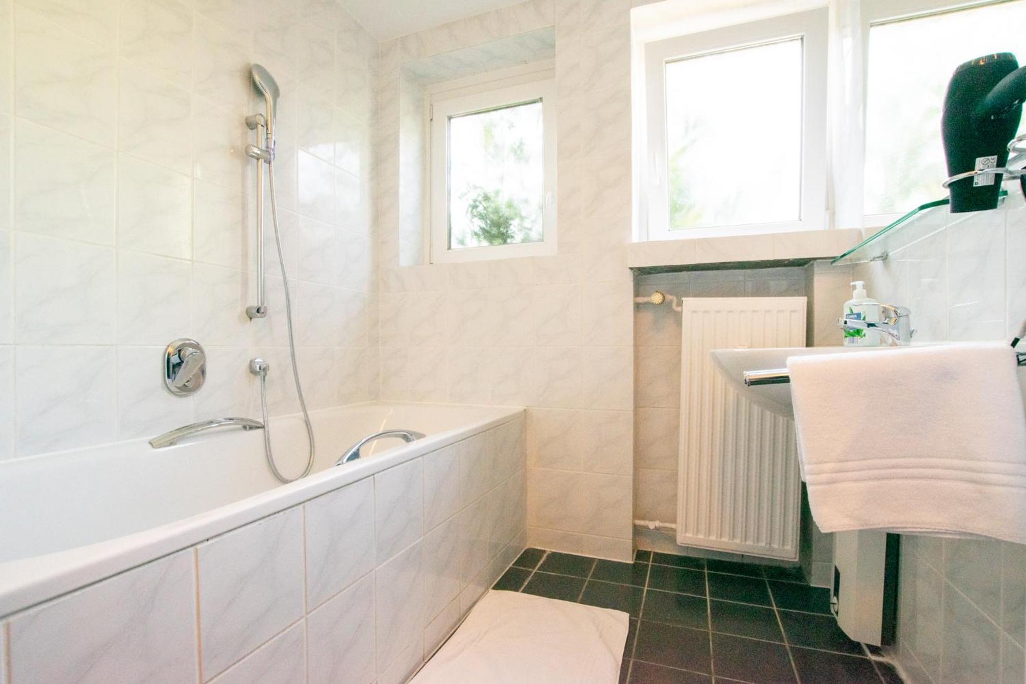 Raj Living - 1 , 3 And 4 Room Apartments - 20 Min Messe Dus & Airport Dus Медебах Екстер'єр фото
